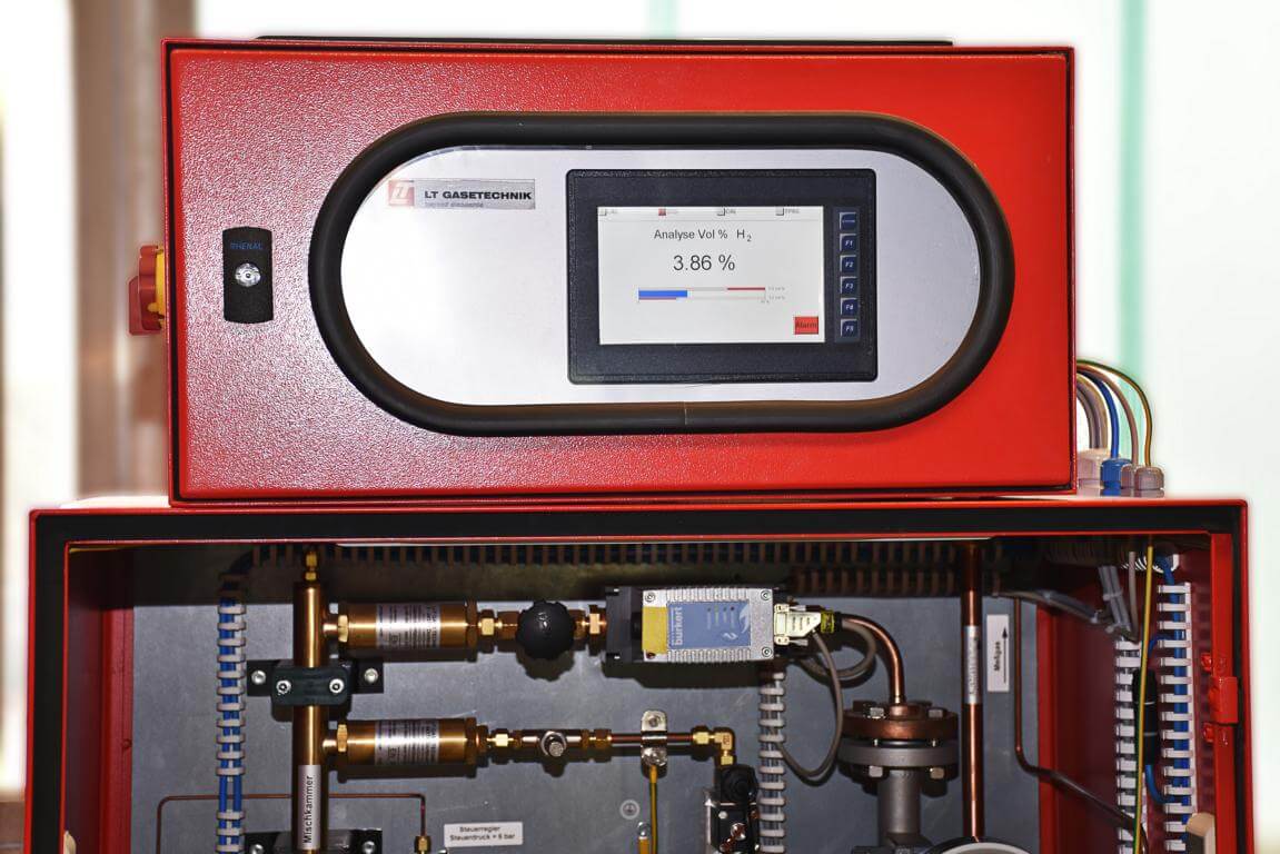 LT GasAnalyzer integrated in a field cabinet on a gas mixer